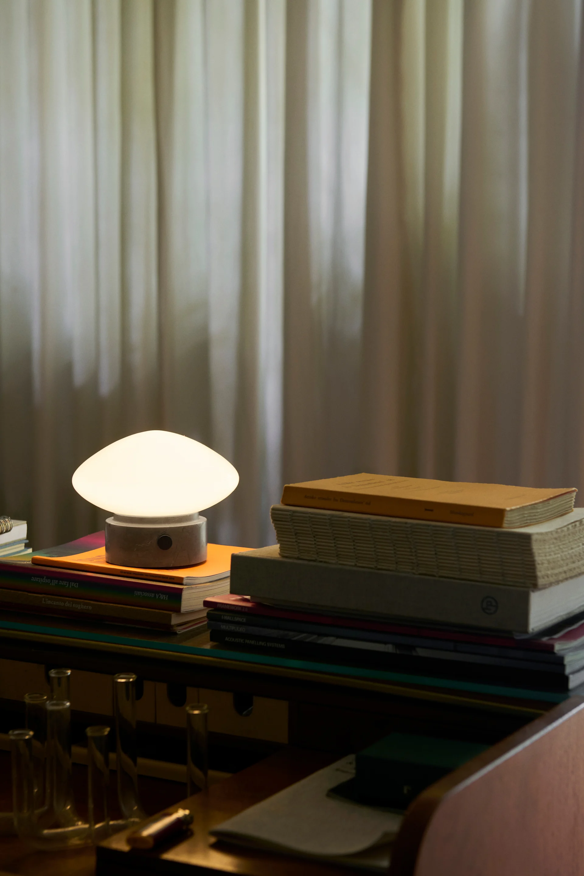 Choosing the right light bulb - Pump table lamp from Woud with white light shows a light source of 4000K.