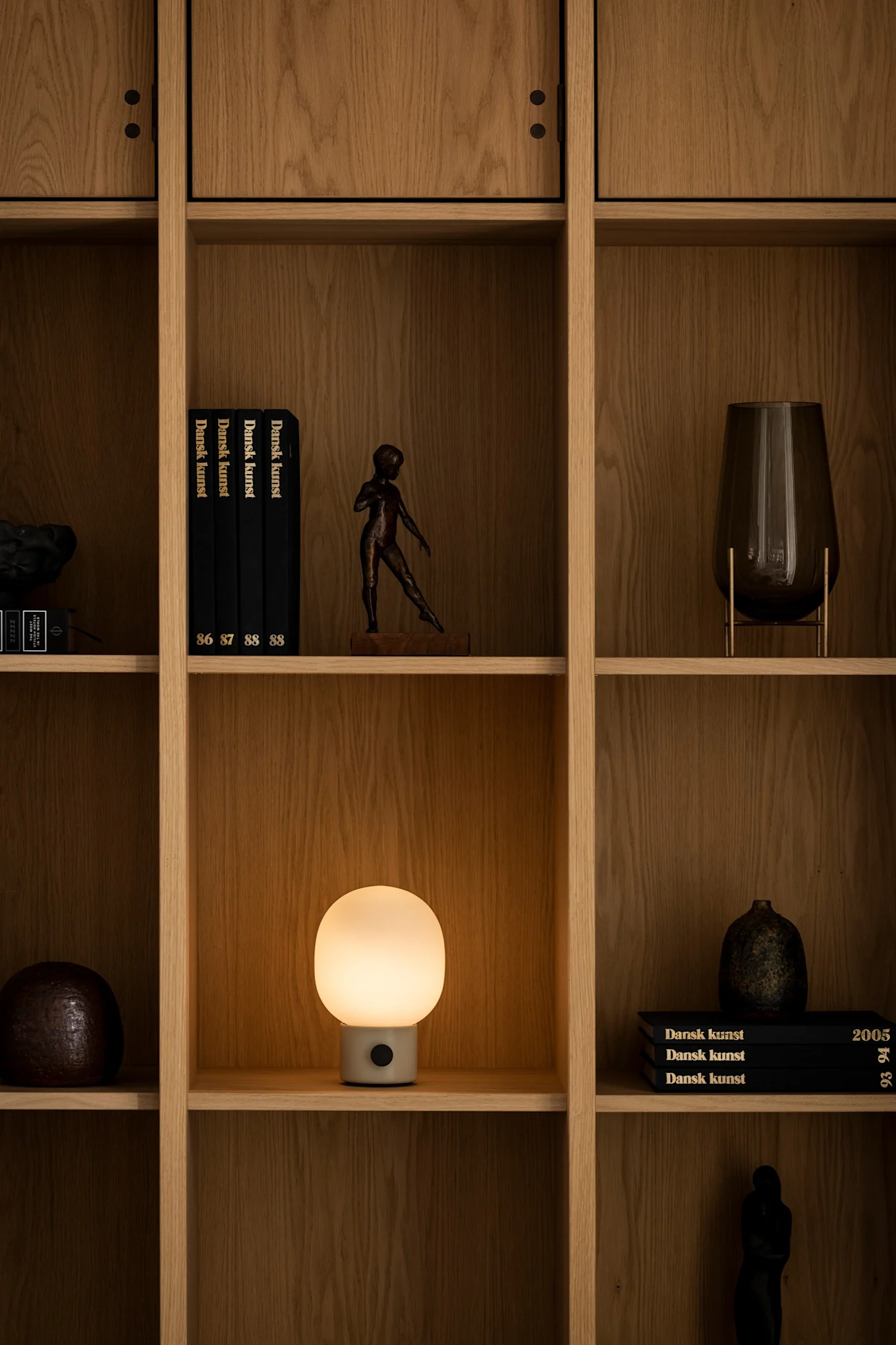 The Carrie lamp from Audo Copenhagen is a portable, portable lamp that resembles a lantern. Carrie is perfect to carry out to the garden or patio where it can illuminate the dining area or lounge corner.